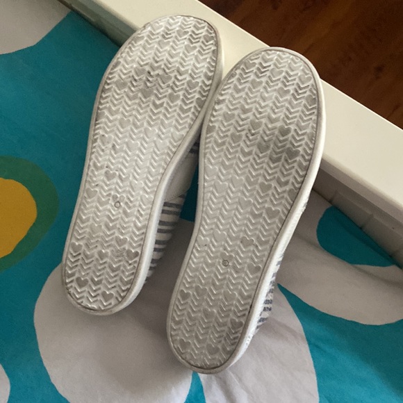 Women’s slip on sneaker. - Picture 4 of 5